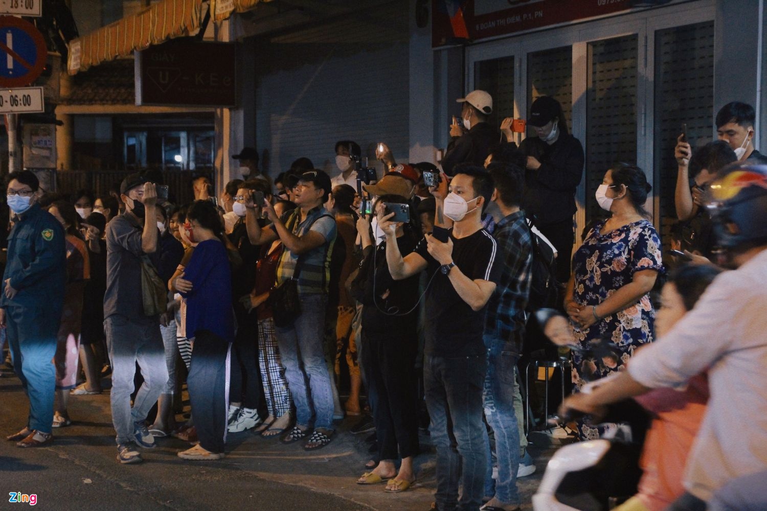 Nhiều nghệ sĩ Việt đến viếng cố NSƯT Vũ Linh: Thương Tín xuất hiện với diện mạo lạ, Quyền Linh, Hồng Vân đi xe máy - Ảnh 6